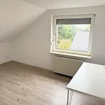 Helle Und Charmante Dachgeschosswohnung In Top-lage Apartment