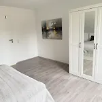 Helle Und Charmante Dachgeschosswohnung In Top-lage Apartment