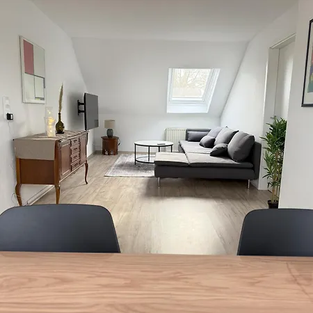 Helle Und Charmante Dachgeschosswohnung In Top-lage Apartment *