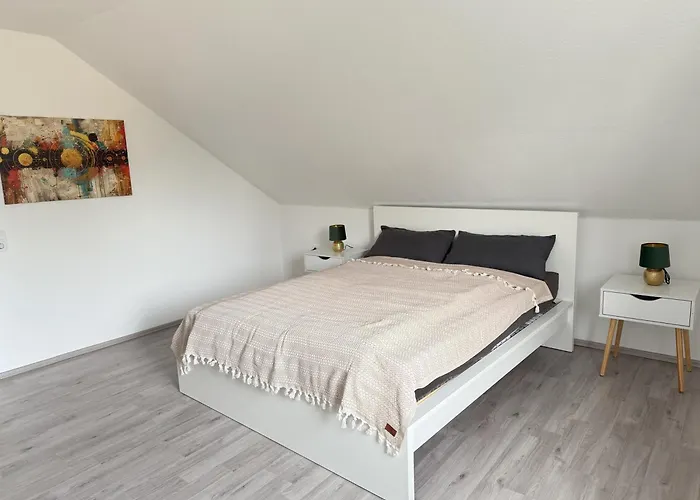 Helle Und Charmante Dachgeschosswohnung In Top-lage *